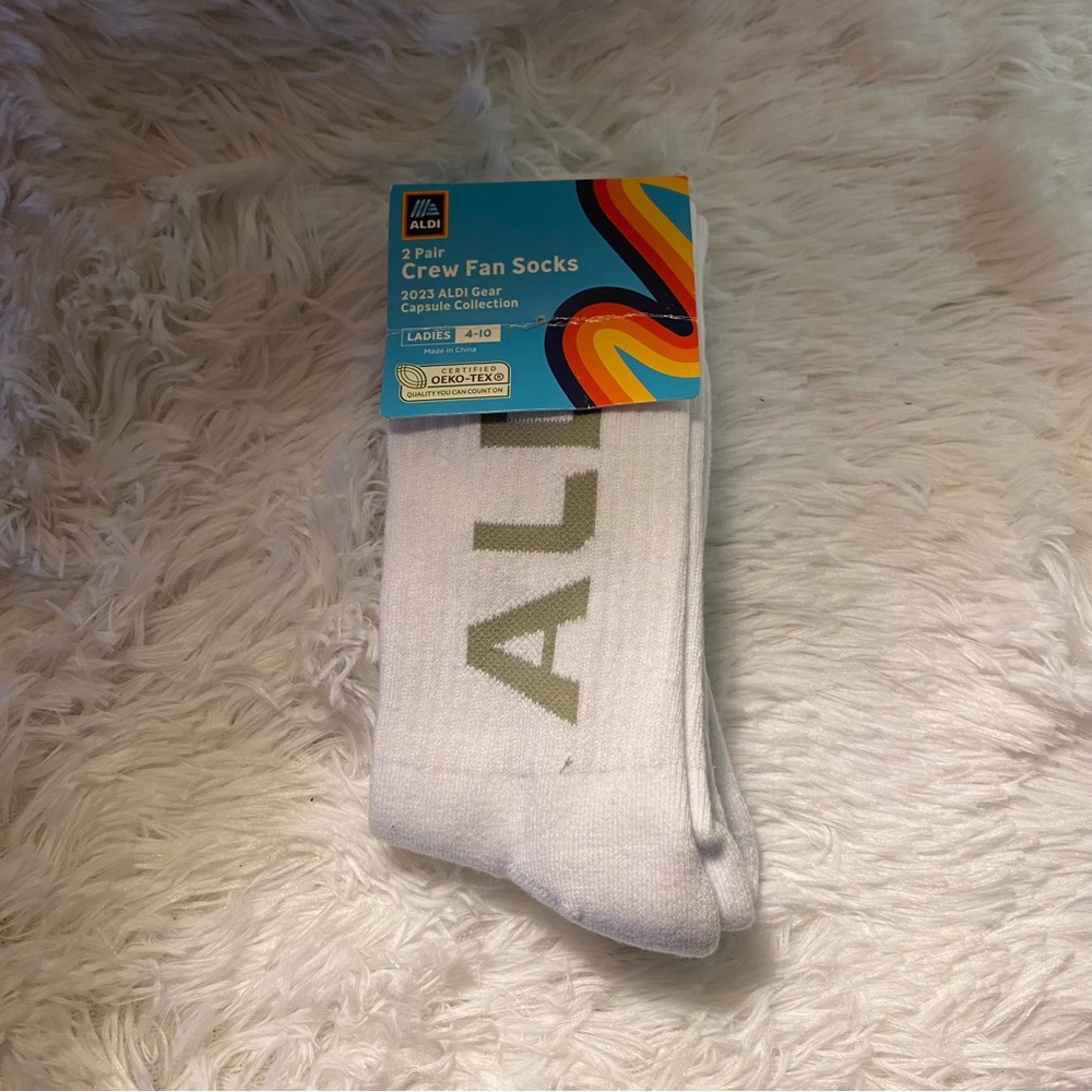 ✨aldi 2023 gear capsule collection 2 pair white and gray crew fan socks✨